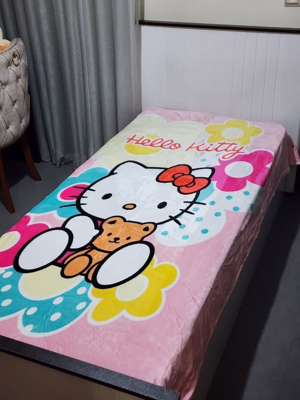 کیتی زمینه صورتی