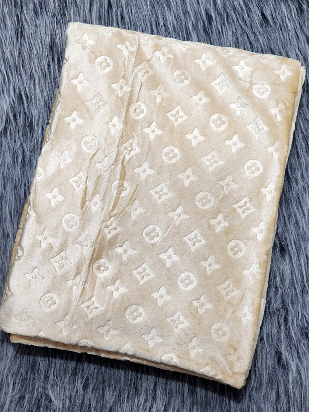 خرید پتو مسافرتی LV | پتو سفری لوکس طرح Louis Vuitton با بهترین کیفیت