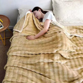 خرید پتو خرگوشی وارداتی ۲ نفره ۲۰۰×۲۳۰ | بافت نرم، تراکم بالا و لبههای نوار دوزی