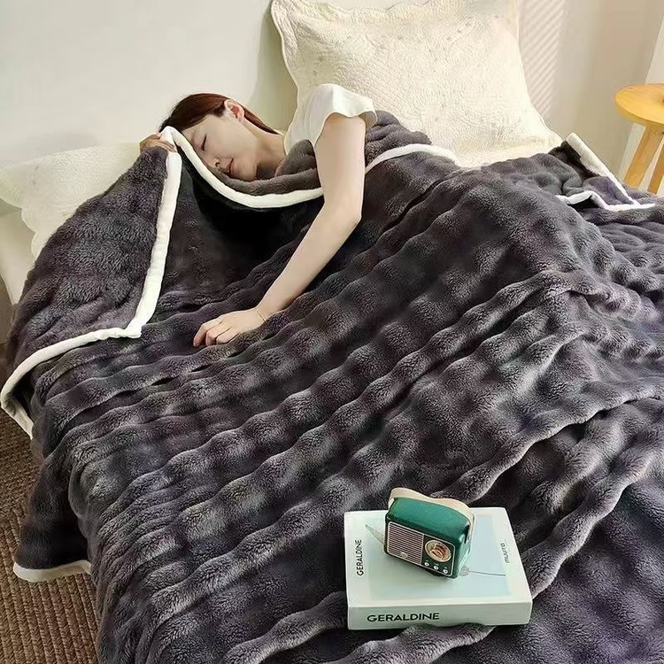 خرید پتو خرگوشی وارداتی ۲ نفره ۲۰۰×۲۳۰ | بافت نرم، تراکم بالا و لبههای نوار دوزی
