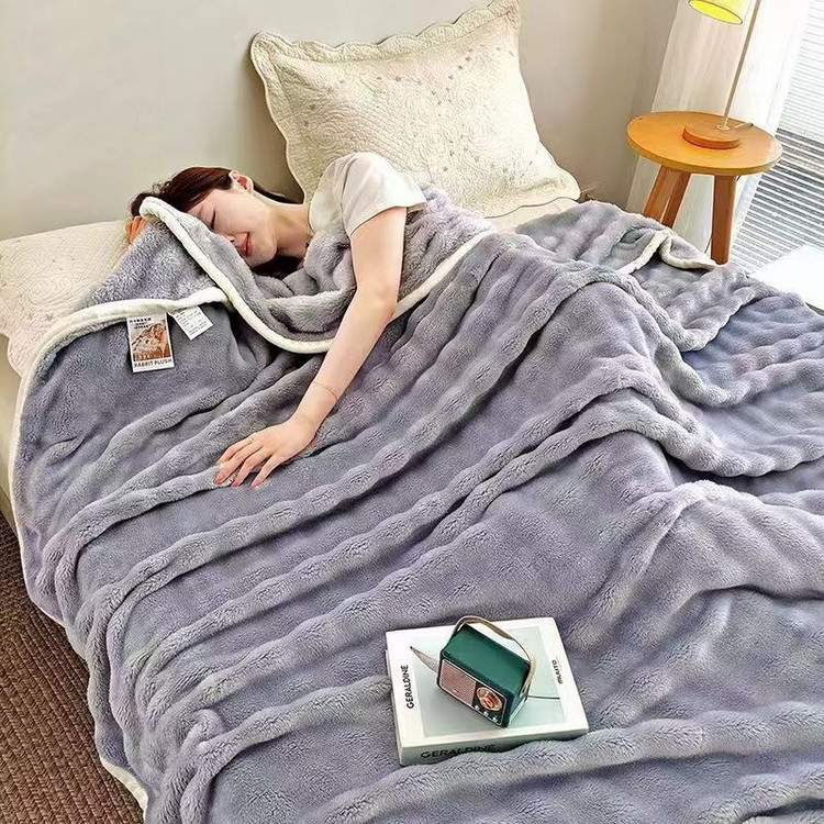 خرید پتو خرگوشی وارداتی ۲ نفره ۲۰۰×۲۳۰ | بافت نرم، تراکم بالا و لبههای نوار دوزی